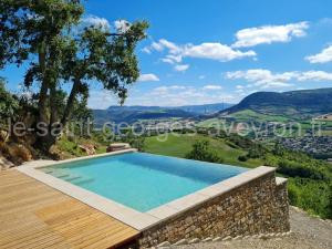 Maison charmante à Saint-Georges-de-Luzençon avec jacuzzi à Saint-Georges-de-Luzençon